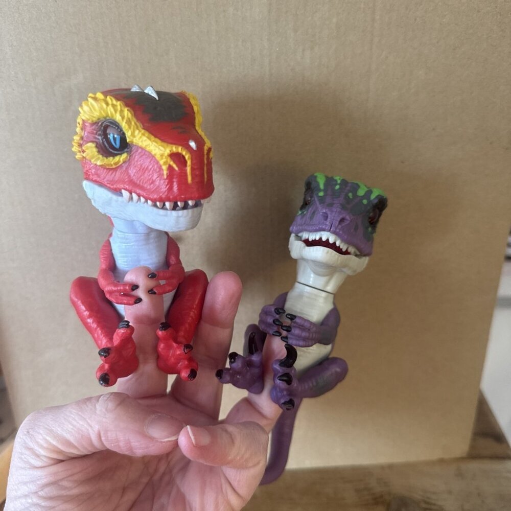 2 Untamed Raptor Fingerling Figures Ripsaw Red Yellow / Razor Purple Green - Picture 5 of 5